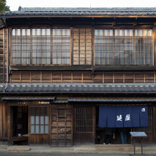 Bar Kagiya, Edo-Tokyo Open Air Architectural Museum (relocated from Tait? Ward, Tokyo), 2017<br>"This bar used to be on Kototoi Street in Shitaya, Taito Ward. It is said to have been built in 1856 and to have survived the earthquake and the Second World War. The building and its interior have been restored to their appearance around 1970. [2-chome, Shitaya, Taito Ward, 1856]"