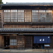 Bar Kagiya, Edo-Tokyo Open Air Architectural Museum (relocated from Tait? Ward, Tokyo), 2017<br>"This bar used to be on Kototoi Street in Shitaya, Taito Ward. It is said to have been built in 1856 and to have survived the earthquake and the Second World War. The building and its interior have been restored to their appearance around 1970. [2-chome, Shitaya, Taito Ward, 1856]"