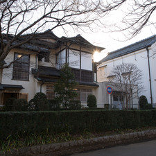 Residence of Mitsui Hachirouemon, Edo-Tokyo Open Air Architectural Museum (relocated from Minato Ward, Tokyo), 2017<br>"This house was built in Nishi-azabu, Minato Ward, in 1952. The guest room and the dining room were built around 1897 in Kyoto and relocated after the Second World War. The storehouse, which dates back to 1874, has been restored to its original condition. [3-chome, Nishi-azabu, Minato Ward, Main building: 1952, Storehouse: 1874]"