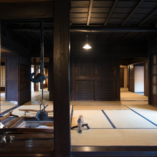 Farmhouse of the Tenmy? Family, Edo-Tokyo Open Air Architectural Museum (relocated from Ota Ward, Tokyo), 2017<br>"The Tenmyo family administered Unoki Village (now Ota Ward) in the Edo period (1603–1867). The high status of the family is evident in elements of the architectural style, such as the roof with a chidori gable, the nagaya gate, and the dry-style garden. [1-chome, Unoki, Ota Ward, late Edo period]"