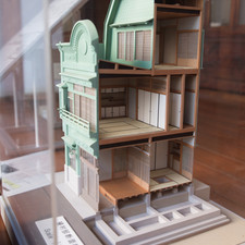1:30 model of the House of Uemura, Edo-Tokyo Open Air Architectural Museum, 2017<br>"The front wall covered with copper plates is a feature of the kanban (signboard) style. The exterior was constructed in the Western style, but the second-floor part is in the Japanese style. [2-chome, Shintomi, Chuo Ward, 1927]"